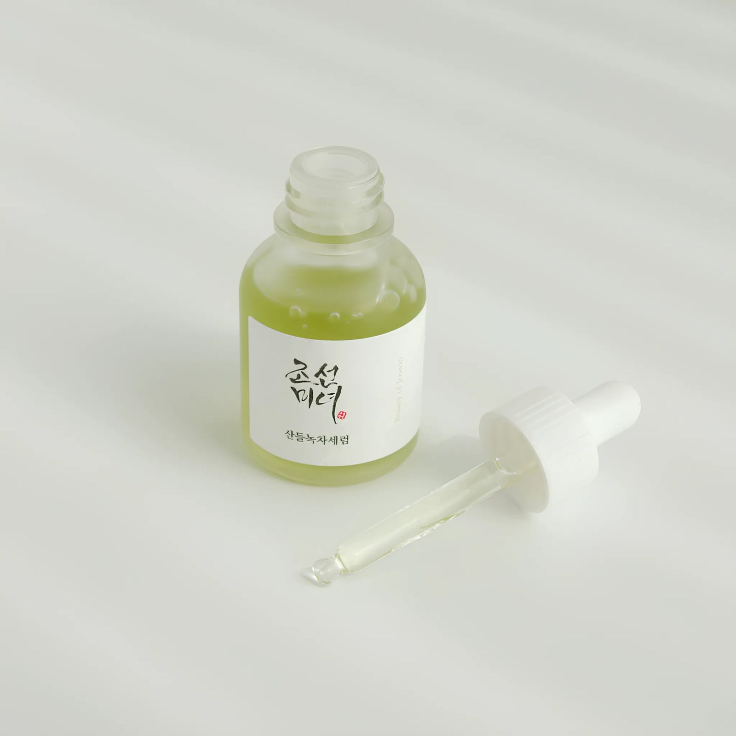 Beauty of Joseon Calming Serum: Green Tea + Panthenol 30ml, ορός εμπλουτισμένος με πράσινο τσάι και πανθενόλη, ενισχύει την ενυδάτωση και την ηρεμία της επιδερμίδας.