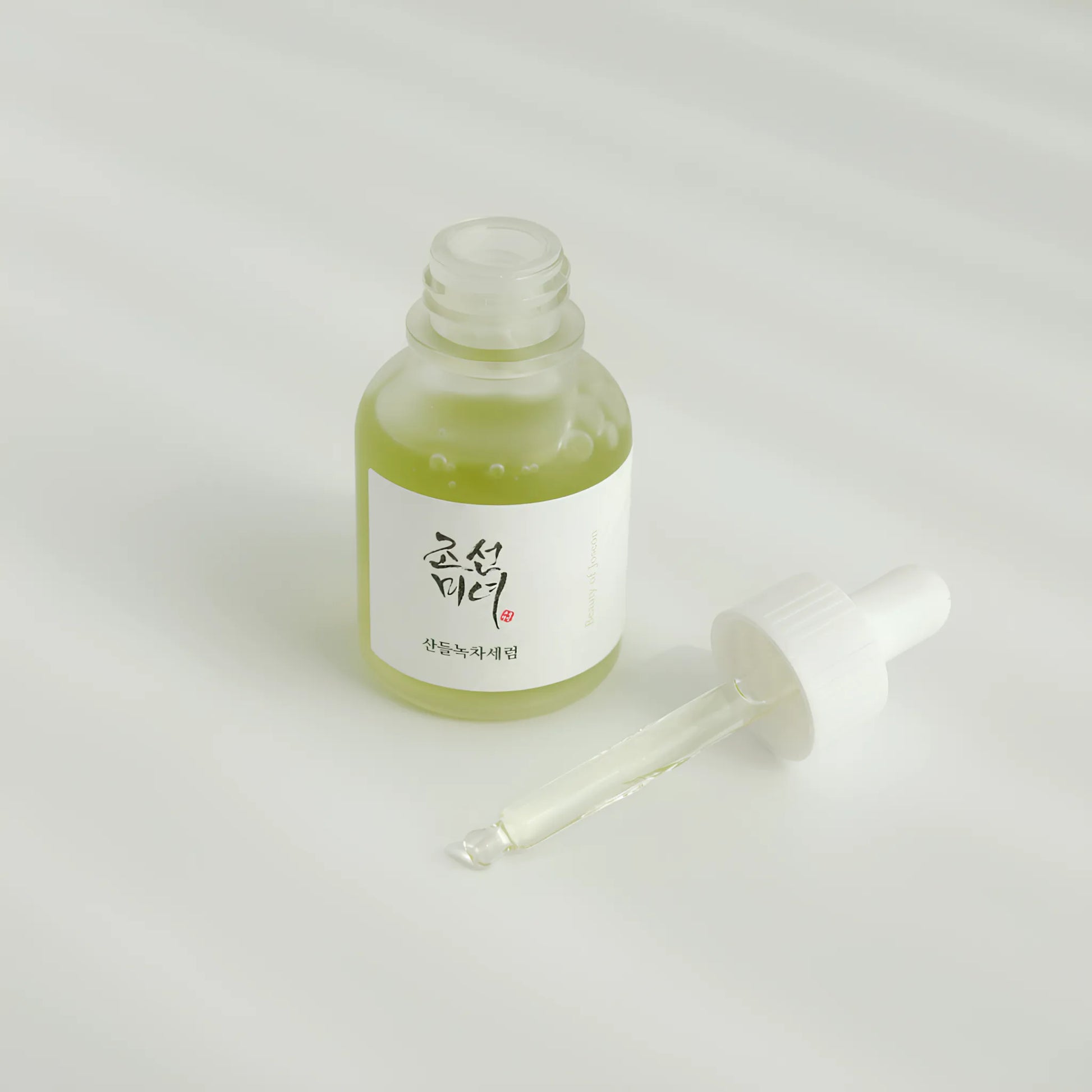 Beauty of Joseon Calming Serum: Green Tea + Panthenol 30ml, ορός εμπλουτισμένος με πράσινο τσάι και πανθενόλη, ενισχύει την ενυδάτωση και την ηρεμία της επιδερμίδας.