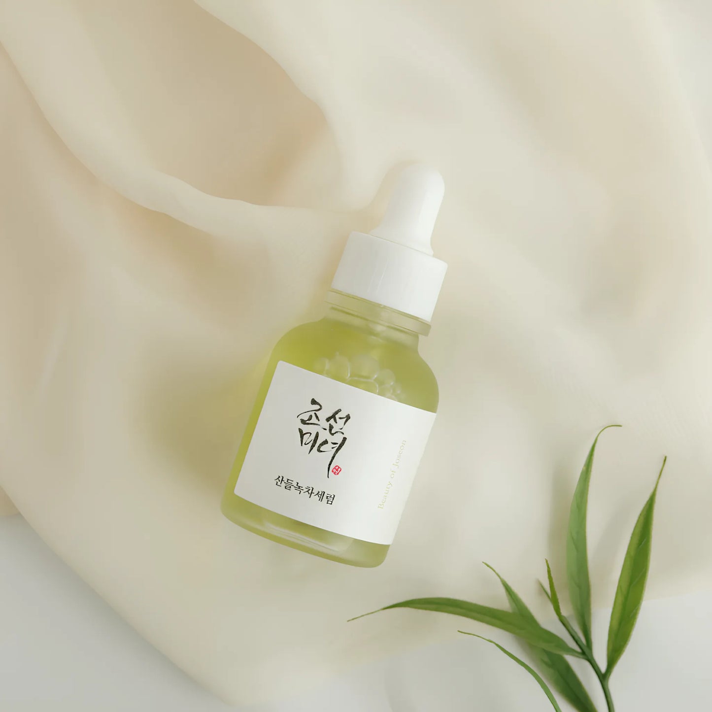 Beauty of Joseon Calming Serum: Green Tea + Panthenol 30ml, με την καταπραϋντική υφή του, εμπλουτισμένο με πράσινο τσάι και πανθενόλη, ενισχύει την ενυδάτωση και την ηρεμία της επιδερμίδας.