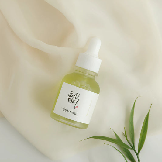 Beauty of Joseon Calming Serum: Green Tea + Panthenol 30ml, με την καταπραϋντική υφή του, εμπλουτισμένο με πράσινο τσάι και πανθενόλη, ενισχύει την ενυδάτωση και την ηρεμία της επιδερμίδας.