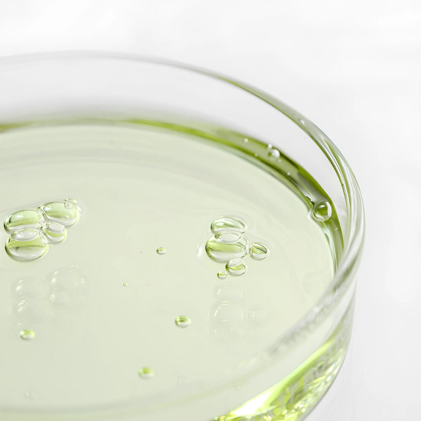 Beauty of Joseon Calming Serum: Green Tea + Panthenol 30ml, η διακριτική υφή του και τα συστατικά του φαίνονται απλωμένα, προσφέροντας απαλότητα και φρεσκάδα στην επιδερμίδα.