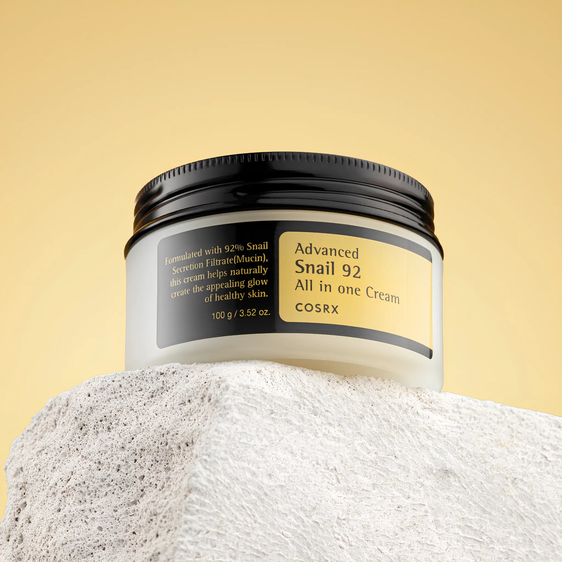 COSRX Advanced Snail 92 All In One Cream 100g, με το προϊόν να φαίνεται καθαρά στη συσκευασία, προσφέρει ισχυρή ενυδάτωση και αναζωογόνηση στην επιδερμίδα.