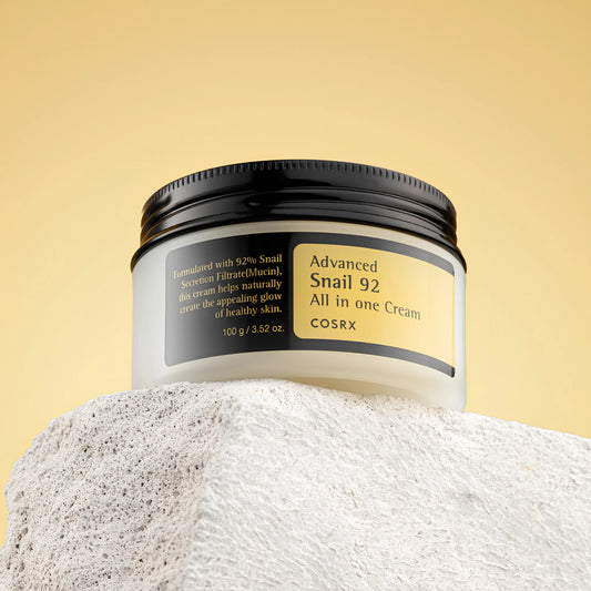 COSRX Advanced Snail 92 All In One Cream 100g, με το προϊόν να φαίνεται καθαρά στη συσκευασία, προσφέρει ισχυρή ενυδάτωση και αναζωογόνηση στην επιδερμίδα.