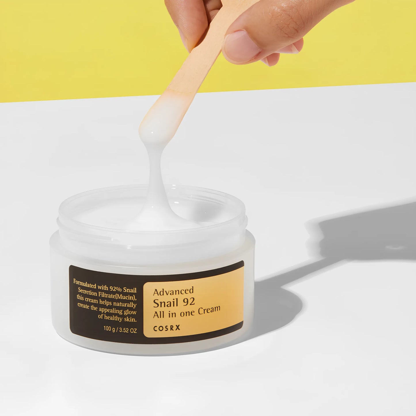 COSRX Advanced Snail 92 All In One Cream 100g, με την κρεμώδη υφή να φαίνεται καθαρά απλωμένη, ενυδατώνει σε βάθος και βελτιώνει την υφή της επιδερμίδας.