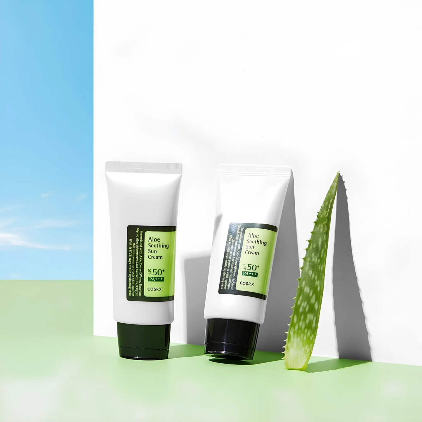 COSRX Aloe Soothing Sun Cream SPF50+/PA+++ 50ml, με το προϊόν να φαίνεται καθαρά, συνδυάζει αντηλιακή προστασία και καταπραϋντική δράση.
