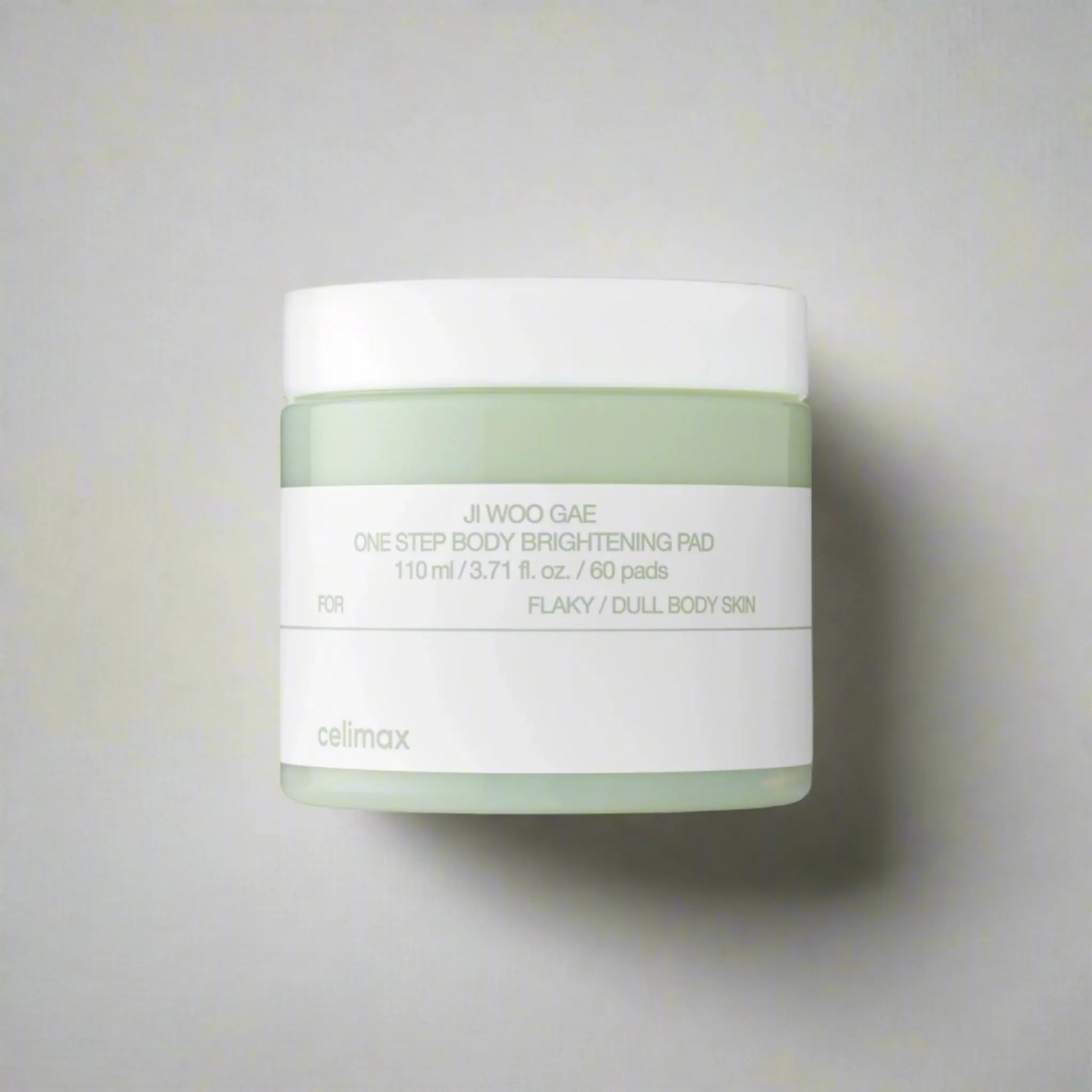 Celimax Ji.Woo.Gae One Step Body Brightening Pad 60pcs, με την απαλή κρεμώδη υφή τους, προσφέρουν ενυδάτωση και φωτεινότητα στην επιδερμίδα του σώματος.