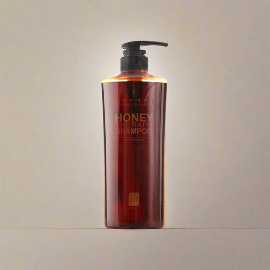 Daeng Gi Meo Ri Professional Honey Therapy Shampoo 500ml, με το μπουκάλι να φαίνεται καθαρά, είναι κατάλληλο για ξηρά και ταλαιπωρημένα μαλλιά.
