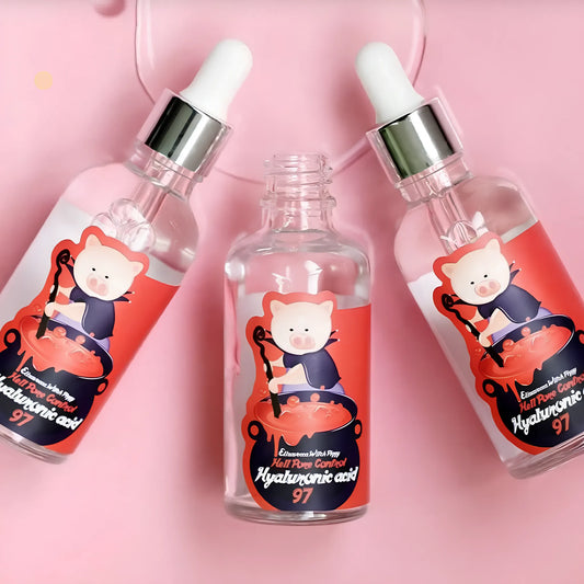 Elizavecca Witch Piggy Hell Pore Control Hyaluronic Acid 97% 50ml, με τη διάφανη υφή του να είναι ορατή, μειώνει την εμφάνιση των πόρων και προσφέρει δροσιά.