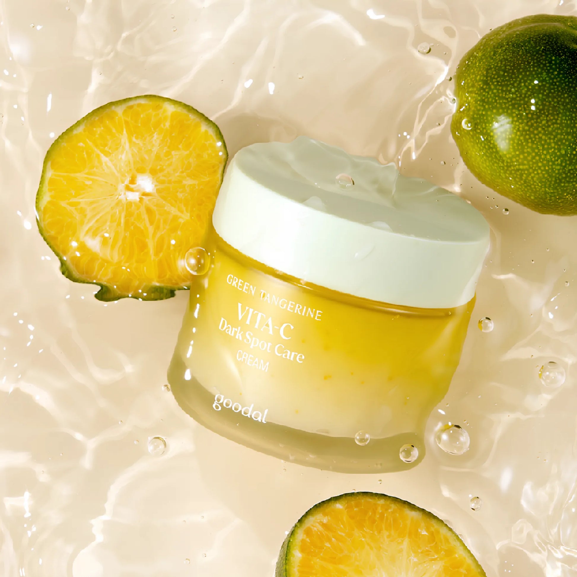 Goodal Green Tangerine Vita C Dark Spot Care Cream 50ml, με το προϊόν να φαίνεται καθαρά, καταπολεμά τα σημάδια γήρανσης και ενισχύει τη λάμψη.