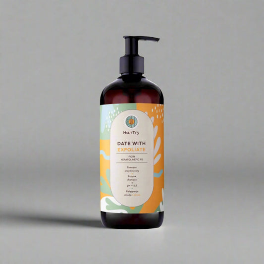 HairTry Date With Exfoliate Enzymatic Shampoo 500ml, με το μπουκάλι να φαίνεται καθαρά, προσφέρει απολέπιση και καθαρισμό του τριχωτού της κεφαλής.