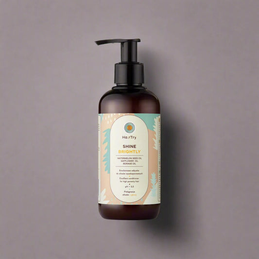 HairTry Shine Brightly Emollient Conditioner 250ml, με το μπουκάλι να φαίνεται καθαρά, λειαίνει και μαλακώνει τα χοντρά και ατίθασα μαλλιά.