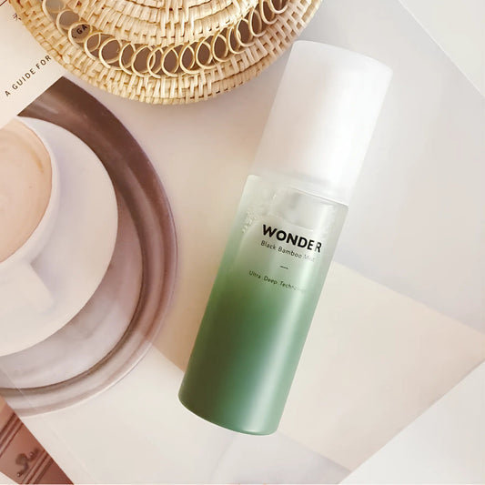 Haruharu Wonder Black Bamboo Mist 80ml, με το προϊόν να φαίνεται καθαρά, αναζωογονεί και ενυδατώνει το δέρμα καθ' όλη τη διάρκεια της ημέρας.