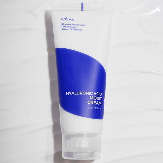 Isntree Hyaluronic Acid Moist Cream 100ml, με το προϊόν να φαίνεται καθαρά, παρέχει ενυδάτωση για απαλή και λεία επιδερμίδα.