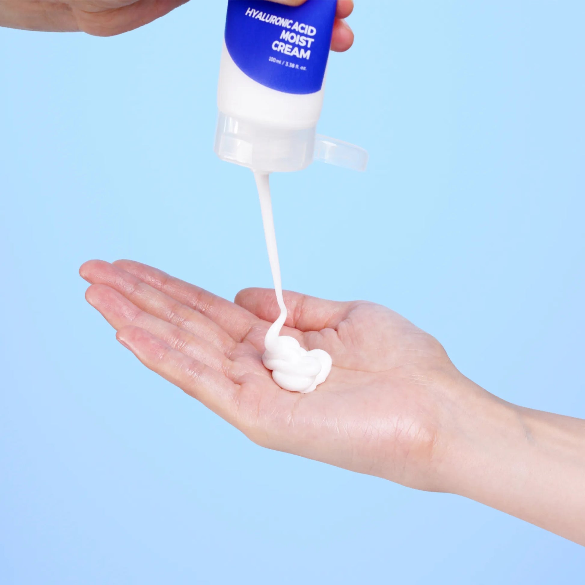 Isntree Hyaluronic Acid Moist Cream 100ml, με την απαλή υφή της κρέμας να είναι ορατή, ενισχύει την υγρασία και την ελαστικότητα του δέρματος.