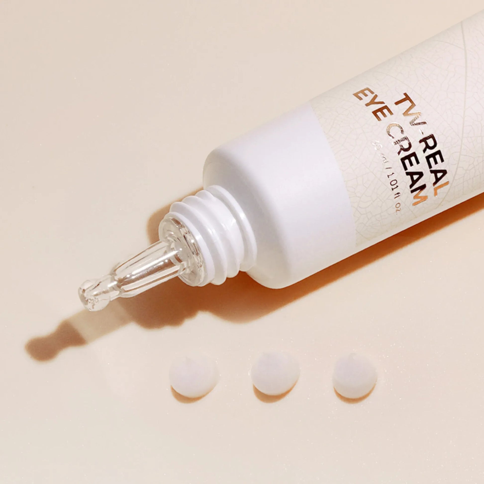 Isntree TW-Real Eye Cream – Ενυδατώνει και αναδομεί την ευαίσθητη περιοχή γύρω από τα μάτια με φυσικά εκχυλίσματα.