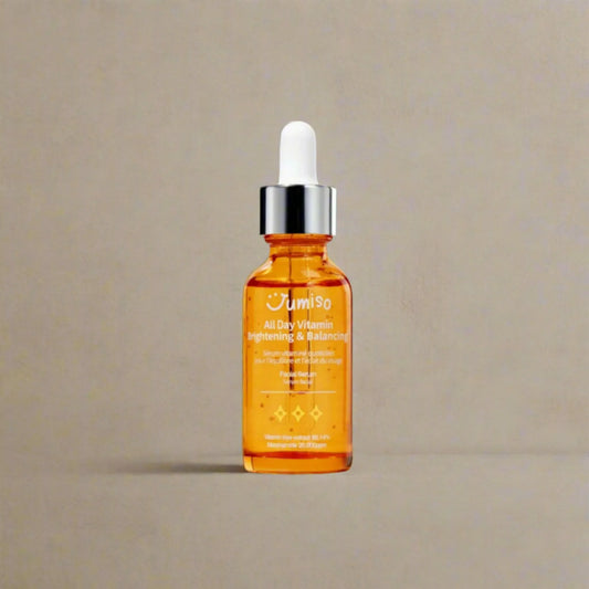 Jumiso All Day Vitamin Brightening & Balancing Facial Serum 30ml, με το προϊόν να φαίνεται καθαρά, ενυδατώνει και μειώνει τις ατέλειες, αφήνοντας το δέρμα φωτεινό και ομοιόμορφο.