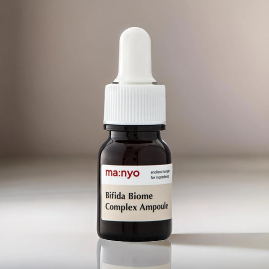 Ma:nyo Bifida Biome Complex Ampoule 12ml, με το προϊόν να φαίνεται καθαρά, προσφέρει ενυδάτωση και βελτιώνει την ελαστικότητα της επιδερμίδας.