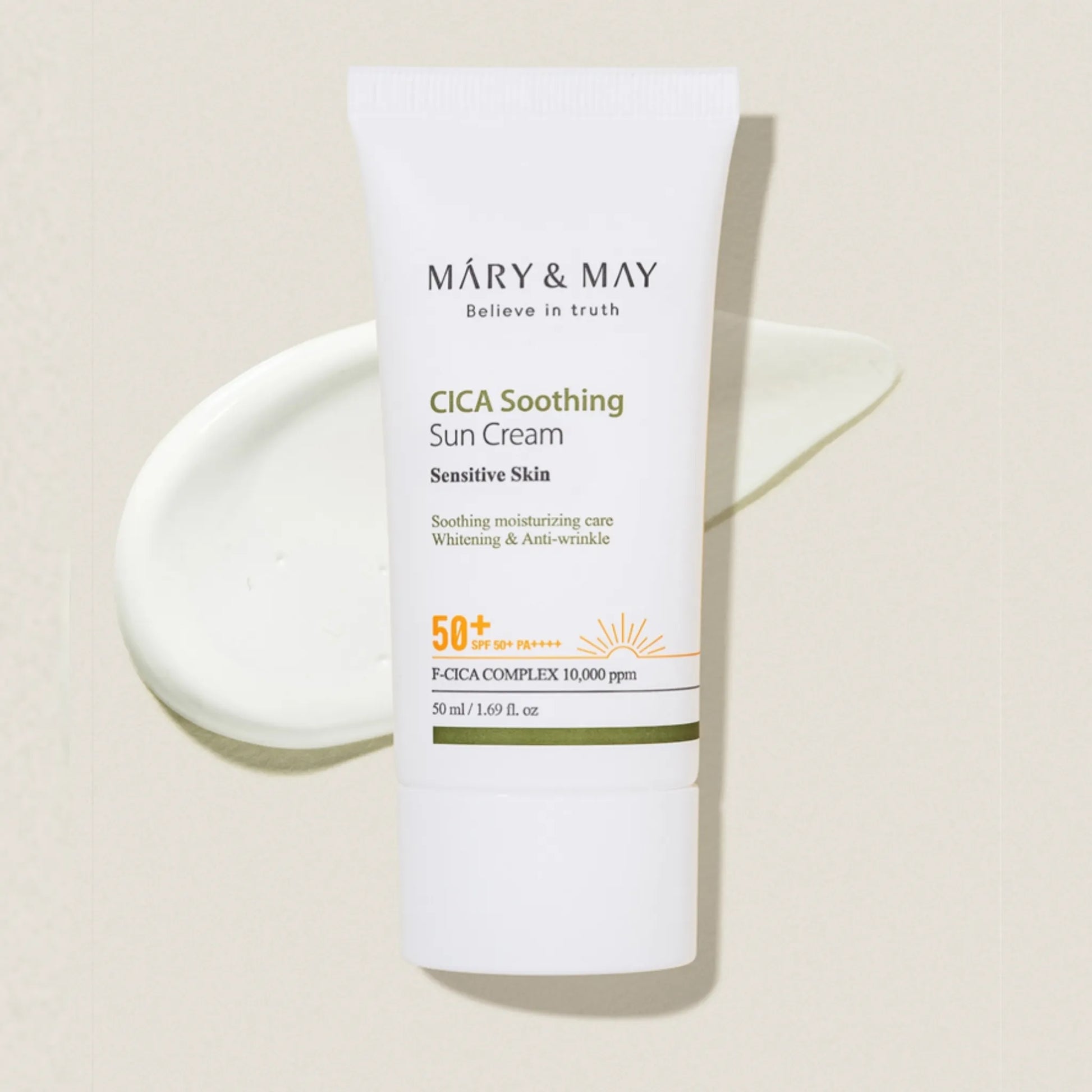 Mary&May CICA Soothing Sun Cream SPF50+ PA++++ 50ml, με το προϊόν να φαίνεται καθαρά, ενυδατώνει και προστατεύει την επιδερμίδα από τις ακτίνες UV.