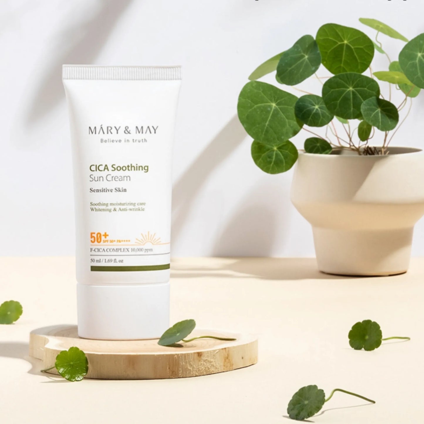 Mary&May CICA Soothing Sun Cream SPF50+ PA++++ 50ml, με τη συσκευασία να ξεχωρίζει, συνδυάζει αντηλιακή προστασία και φροντίδα για ευαίσθητο δέρμα.