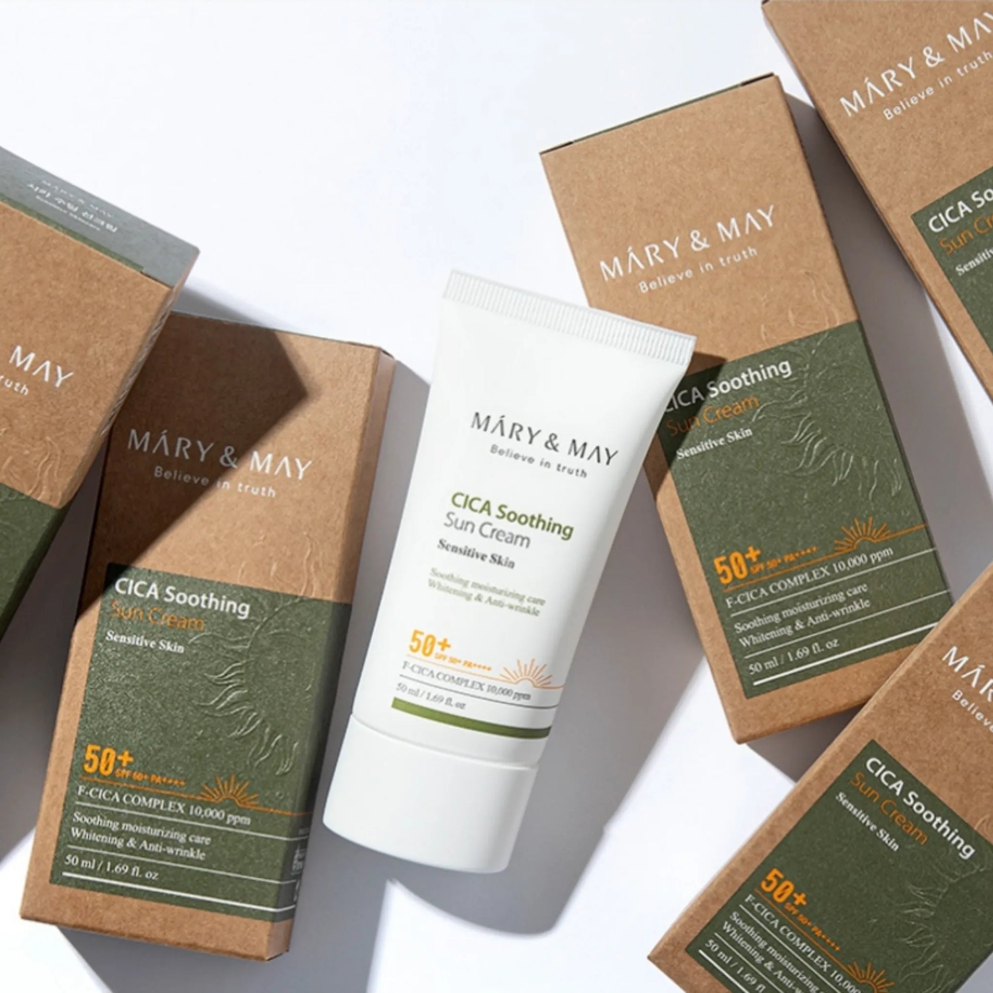 Mary&May CICA Soothing Sun Cream SPF50+ PA++++ 50ml, παρέχει ισχυρή αντηλιακή προστασία και καταπραΰνει το δέρμα.