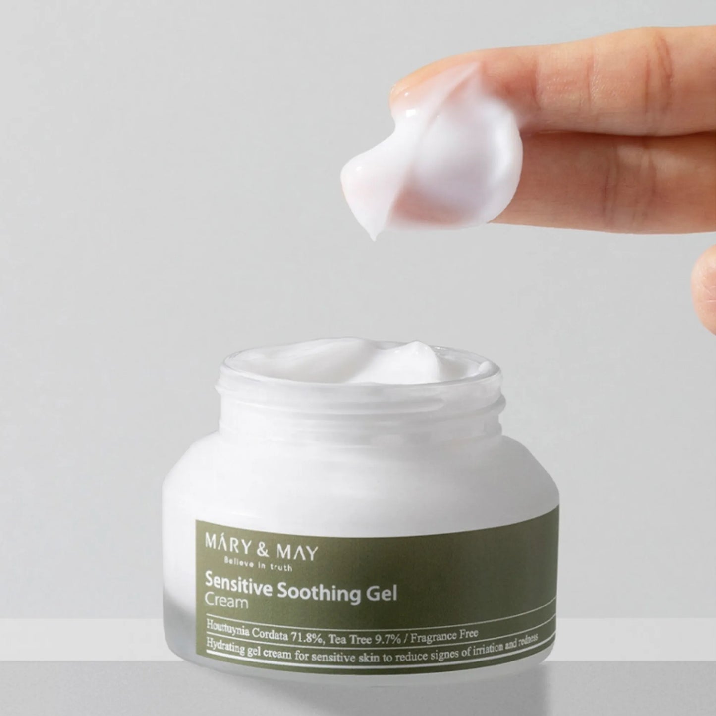 Mary&May Sensitive Soothing Gel Blemish Cream 70g, με την ελαφριά υφή της κρέμας να διακρίνεται, ιδανική για ευαίσθητο δέρμα και για την ανακούφιση από ερεθισμούς.