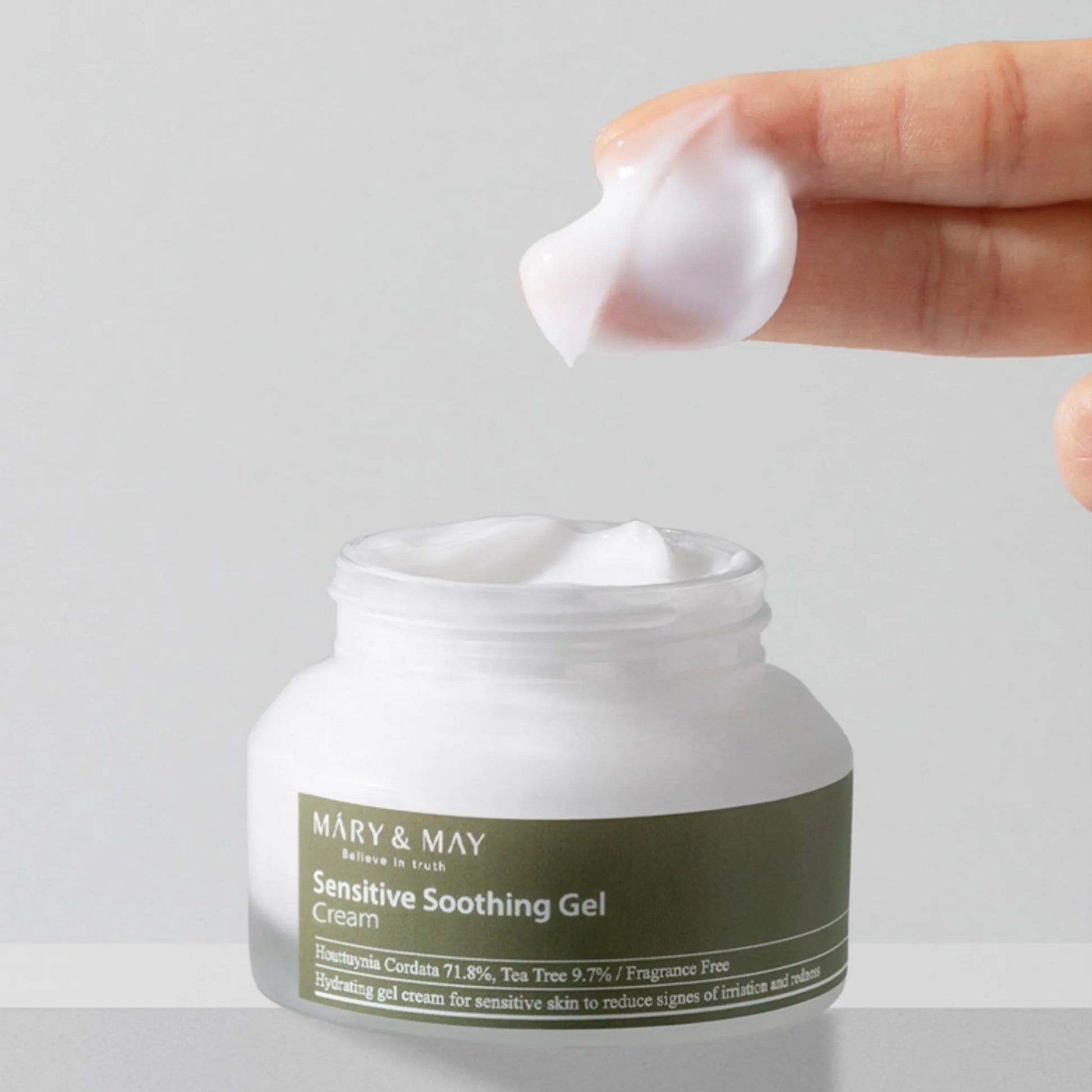 Mary&May Sensitive Soothing Gel Blemish Cream 70g, με την ελαφριά υφή της κρέμας να διακρίνεται, ιδανική για ευαίσθητο δέρμα και για την ανακούφιση από ερεθισμούς.