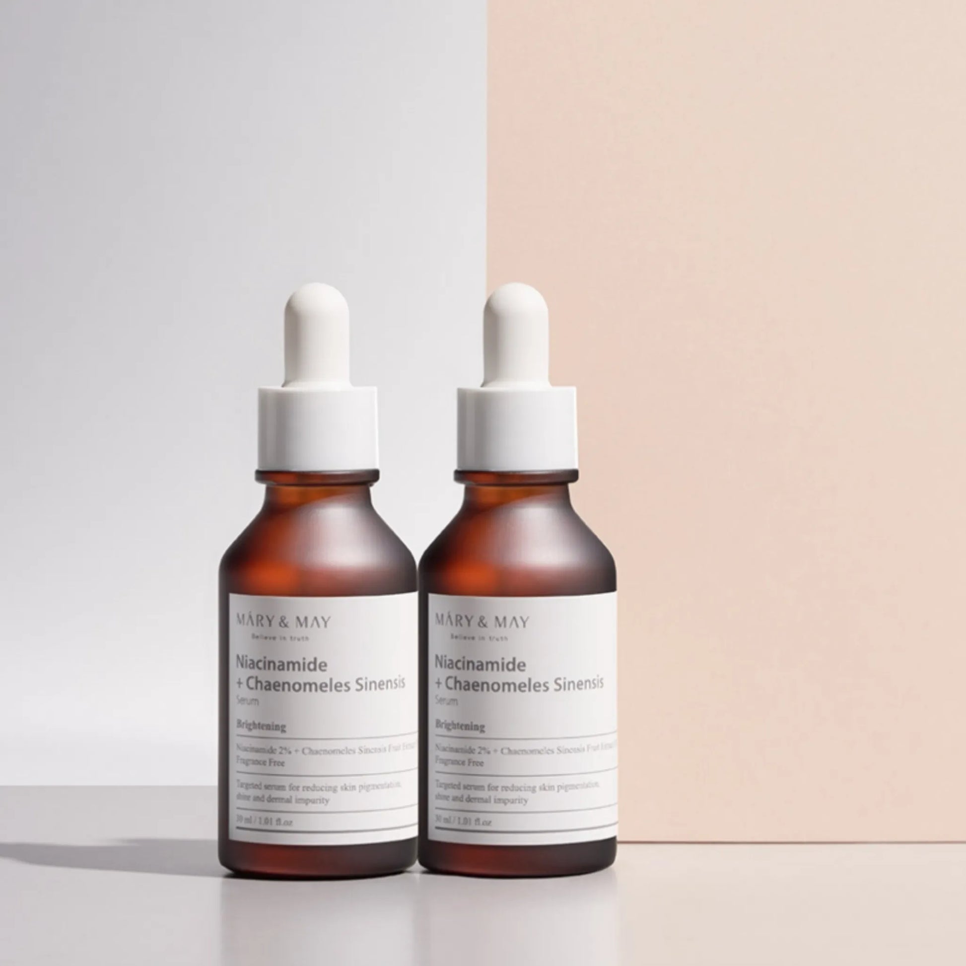 Mary&May Niacinamide + Chaenomeles Sinensis Serum 30ml, με το προϊόν να φαίνεται καθαρά, ενυδατώνει και φωτίζει το δέρμα, προσφέροντας μια υγιή και λαμπερή εμφάνιση.