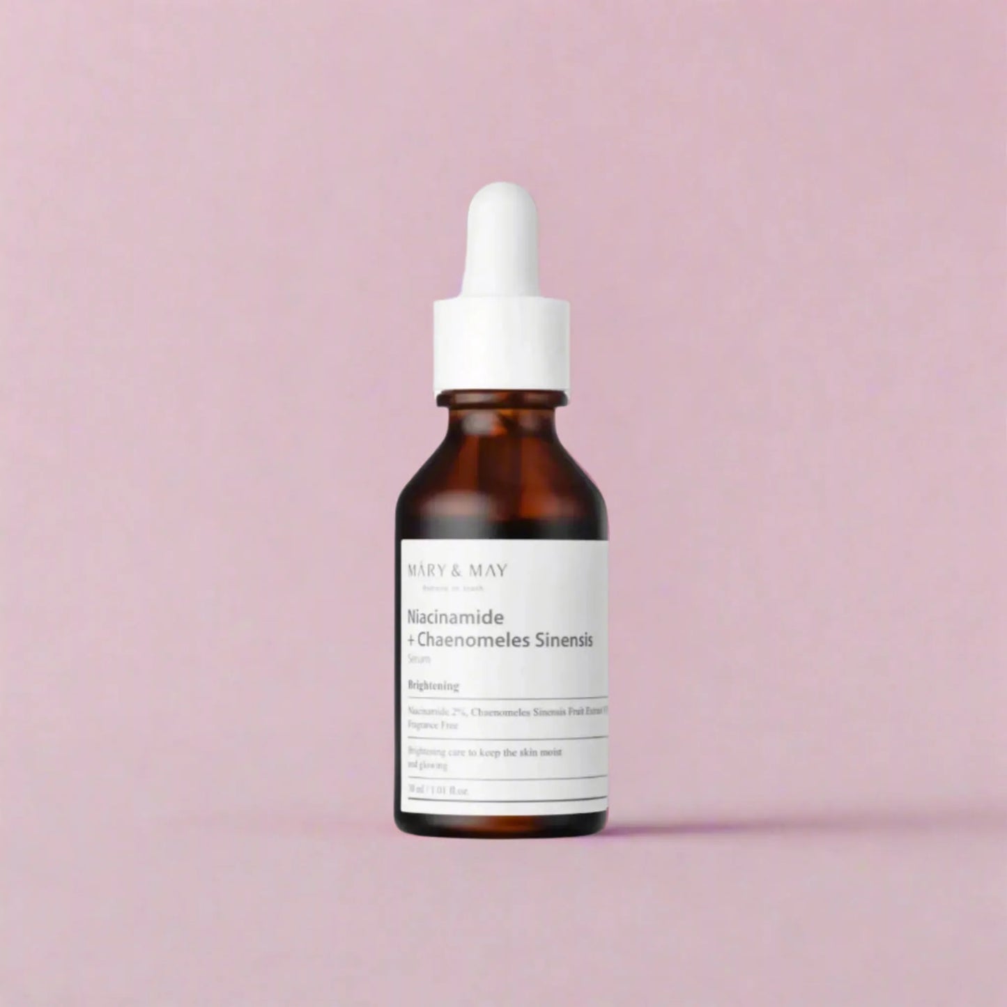Mary&May Niacinamide + Chaenomeles Sinensis Serum 30ml, με το προϊόν να φαίνεται καθαρά, ενυδατώνει και φωτίζει το δέρμα, προσφέροντας μια υγιή και λαμπερή εμφάνιση.