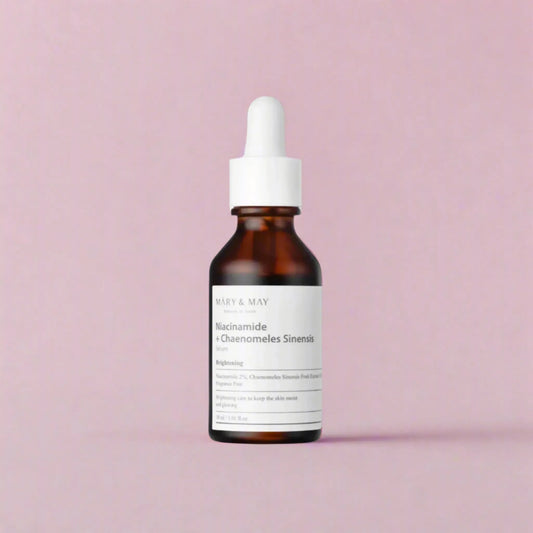 Mary&May Niacinamide + Chaenomeles Sinensis Serum 30ml, με το προϊόν να φαίνεται καθαρά, ενυδατώνει και φωτίζει το δέρμα, προσφέροντας μια υγιή και λαμπερή εμφάνιση.