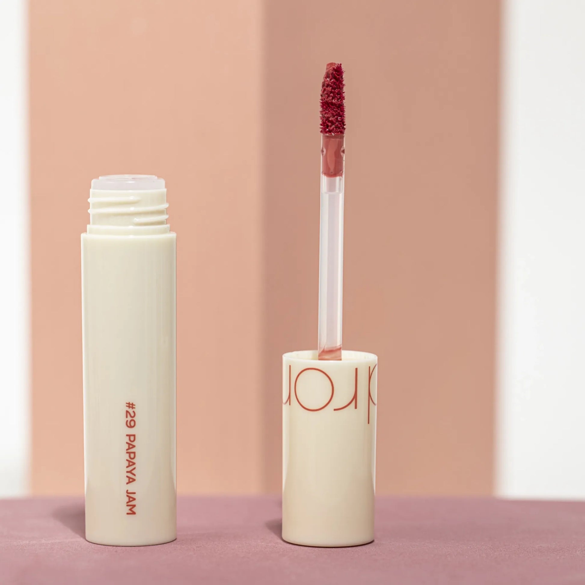 Rom&nd Juicy Lasting Tint Permanent Lip Tint - 29 Papaya Jam 5.5g, με το προϊόν να διακρίνεται, χαρίζει φυσικό, φρέσκο χρώμα με απαλή υφή.