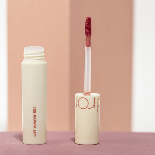 Rom&nd Juicy Lasting Tint Permanent Lip Tint - 29 Papaya Jam 5.5g, με το προϊόν να διακρίνεται, χαρίζει φυσικό, φρέσκο χρώμα με απαλή υφή.