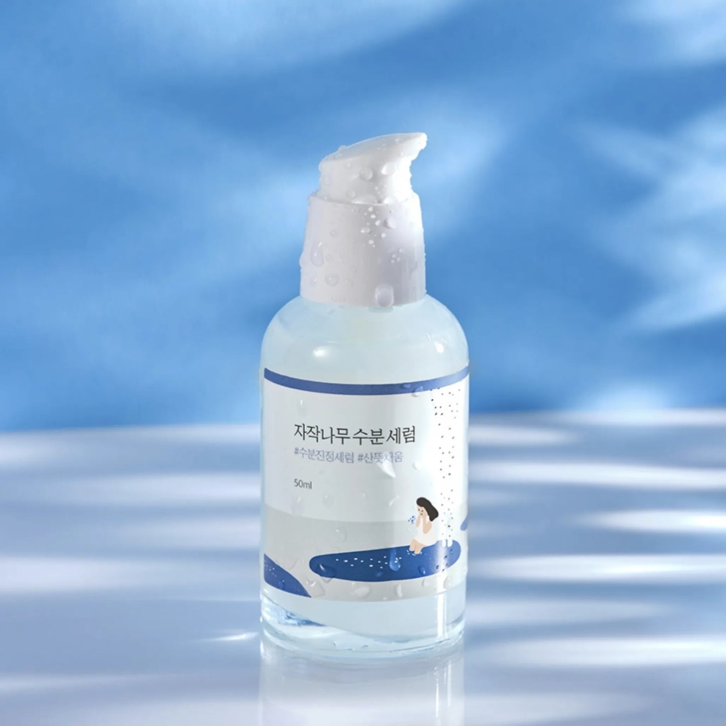 Round Lab Birch Juice Serum 50ml, με το προϊόν να φαίνεται καθαρά, ενυδατώνει σε βάθος και καταπραΰνει την επιδερμίδα με χυμό σημύδας.