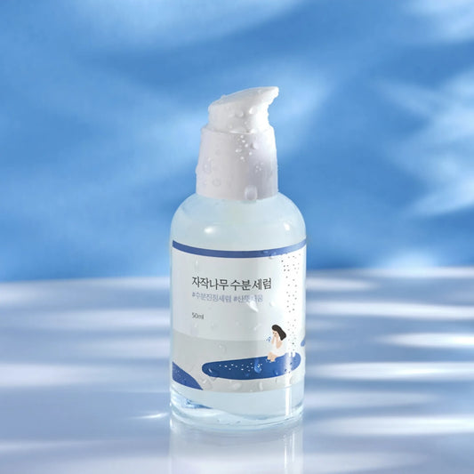 Round Lab Birch Juice Serum 50ml, με το προϊόν να φαίνεται καθαρά, ενυδατώνει σε βάθος και καταπραΰνει την επιδερμίδα με χυμό σημύδας.