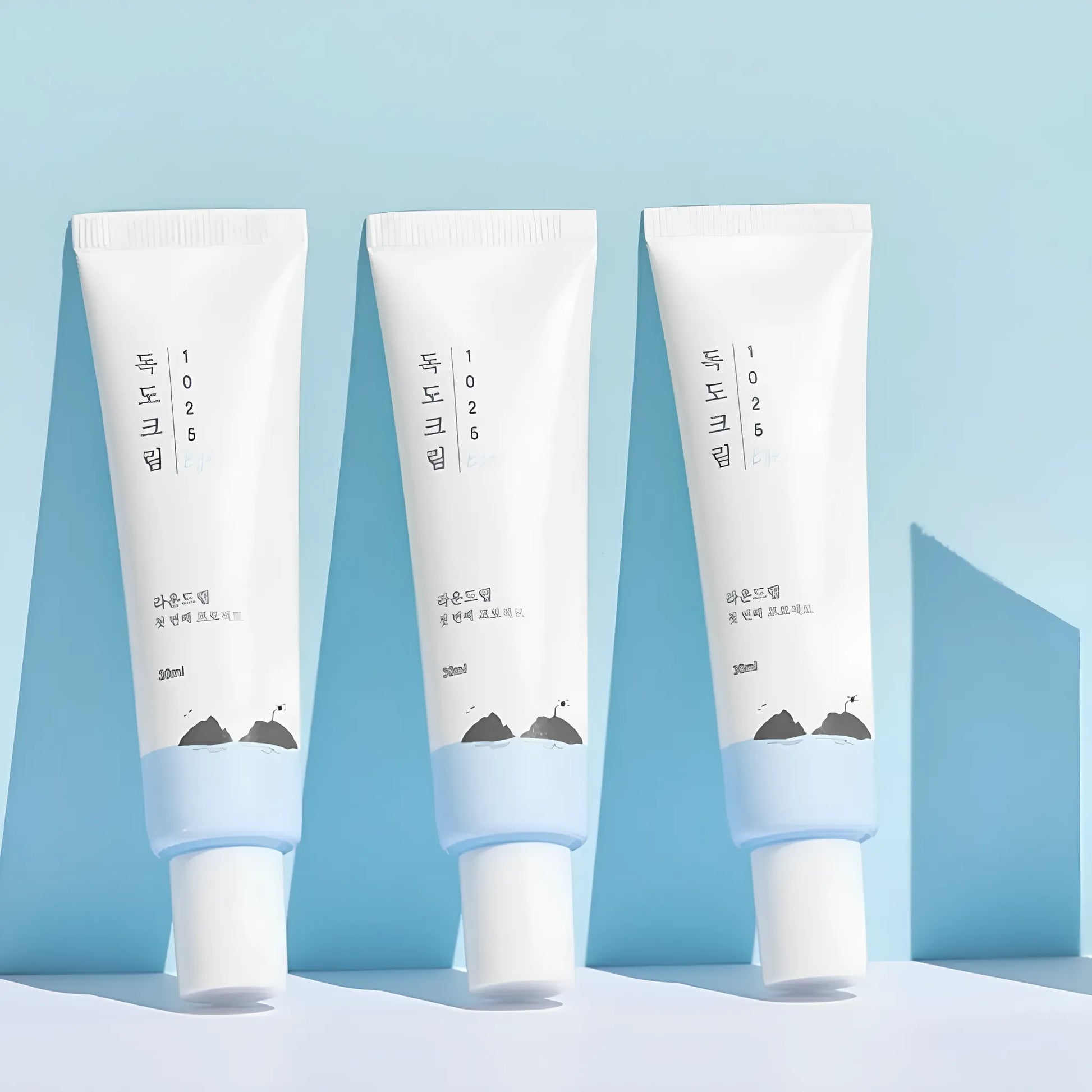 Round Lab 1025 DOKDO Eye Cream 30ml, με το προϊόν να φαίνεται καθαρά, προσφέρει απαλή φροντίδα και ενίσχυση της ελαστικότητας στην περιοχή των ματιών.