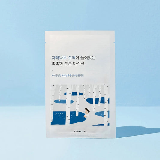 Round Lab Birch Juice Moisturizing Mask, με το προϊόν να διακρίνεται, περιέχει χυμό σημύδας για φρεσκάδα και καταπραϋντική δράση.