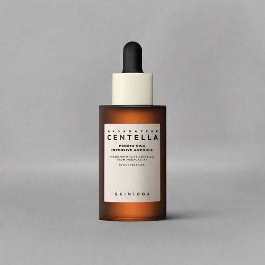 Skin1004 | Madagascar Centella Probio-Cica Intensive Ampoule 50ml – Ισχυρός ορός με Centella Asiatica και προβιοτικά, που καταπραΰνει το δέρμα, ενισχύει τον φραγμό και προσφέρει βαθιά ενυδάτωση.