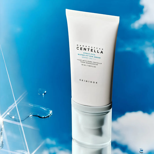 Skin1004 Madagascar Centella Hyalu Cica Water Fit Sun Serum SPF50+ PA++++ 50ml, με τη συσκευασία να φαίνεται καθαρά, παρέχει υψηλή αντηλιακή προστασία και ενυδάτωση.