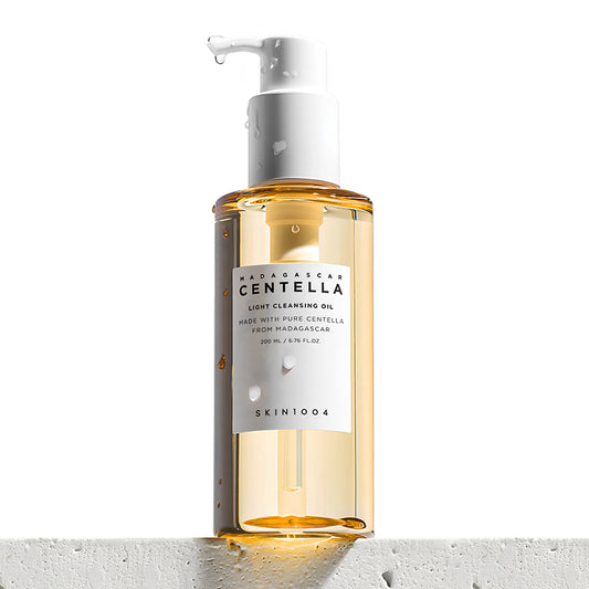 Skin1004 Madagascar Centella Light Cleansing Oil 200ml, με το μπουκάλι να φαίνεται καθαρά, αφαιρεί απαλά μακιγιάζ και ρύπους, αφήνοντας την επιδερμίδα καθαρή και ενυδατωμένη.