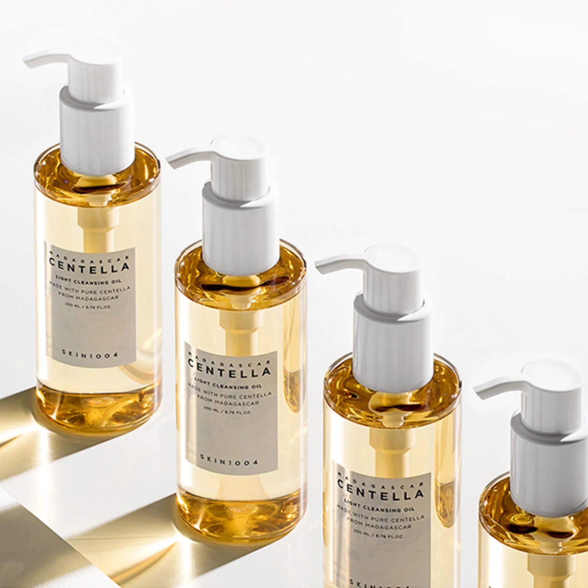 Skin1004 Madagascar Centella Light Cleansing Oil 200ml, με το προϊόν να φαίνεται καθαρά, εμπλουτισμένο με Centella, καταπραΰνει και φροντίζει την ευαίσθητη επιδερμίδα.