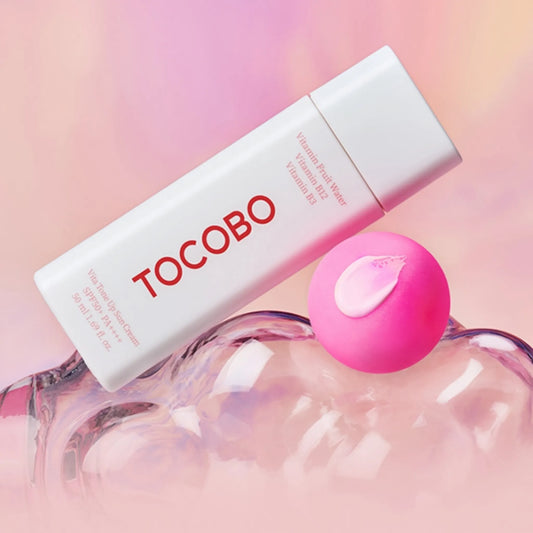 TOCOBO Vita Tone Up Sun Cream SPF50+ PA++++ 50ml, με τη συσκευασία να φαίνεται καθαρά, προσφέρει ισχυρή προστασία από τον ήλιο και φωτεινότητα στην επιδερμίδα.