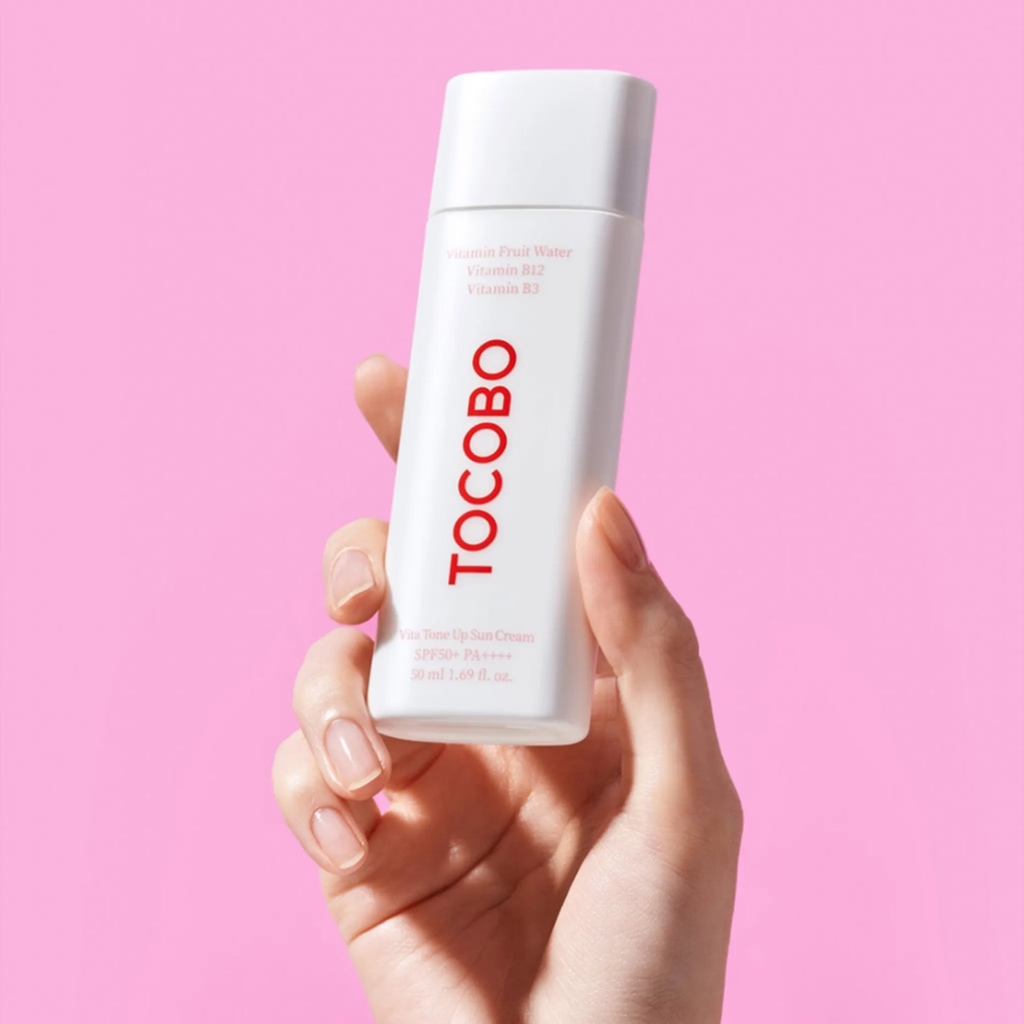 TOCOBO Vita Tone Up Sun Cream SPF50+ PA++++ 50ml, με το προϊόν να ξεχωρίζει, προσφέρει υψηλή προστασία από την UV ακτινοβολία ενώ φωτίζει και λειαίνει την επιδερμίδα.