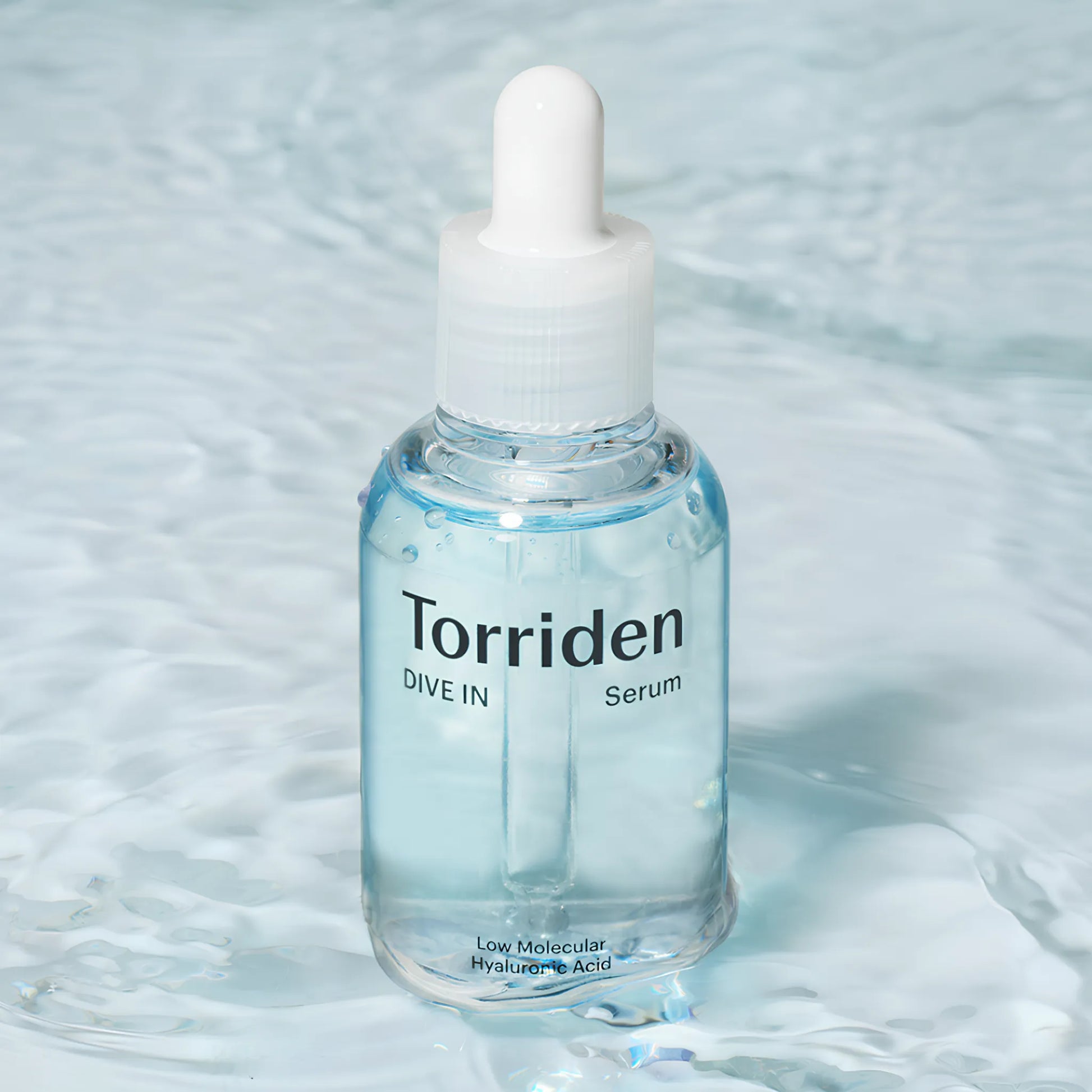 Torriden DIVE-IN Low Molecular Hyaluronic Acid Serum 50ml, με τη συσκευασία να φαίνεται καθαρά, προσφέρει εντατική ενυδάτωση με υαλουρονικό οξύ χαμηλού μοριακού βάρους.
