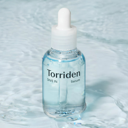 Torriden DIVE-IN Low Molecular Hyaluronic Acid Serum 50ml, με τη συσκευασία να φαίνεται καθαρά, προσφέρει εντατική ενυδάτωση με υαλουρονικό οξύ χαμηλού μοριακού βάρους.