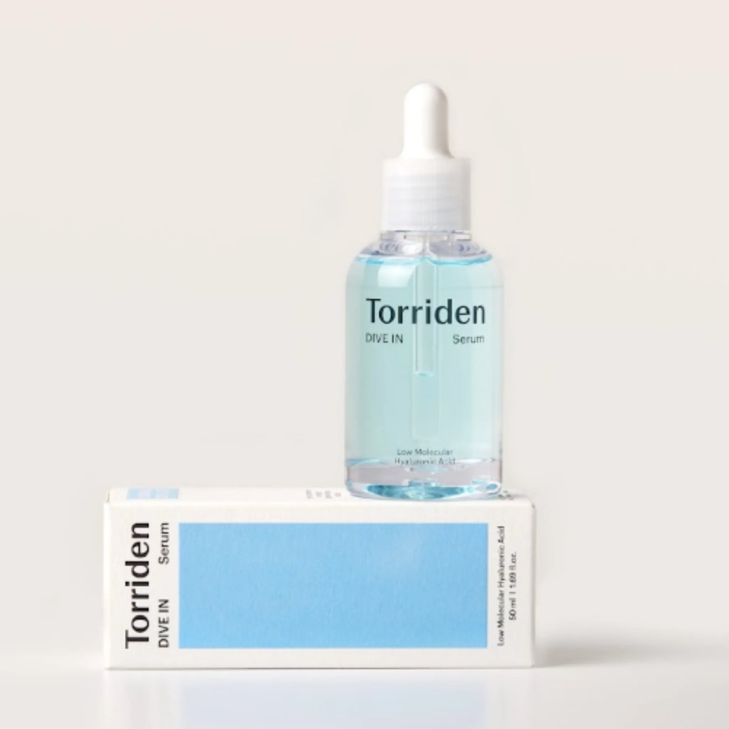 Torriden DIVE-IN Low Molecular Hyaluronic Acid Serum 50ml, με τη συσκευασία να φαίνεται καθαρά, ιδανικό για ενυδάτωση και αποκατάσταση της φυσικής ελαστικότητας της επιδερμίδας.