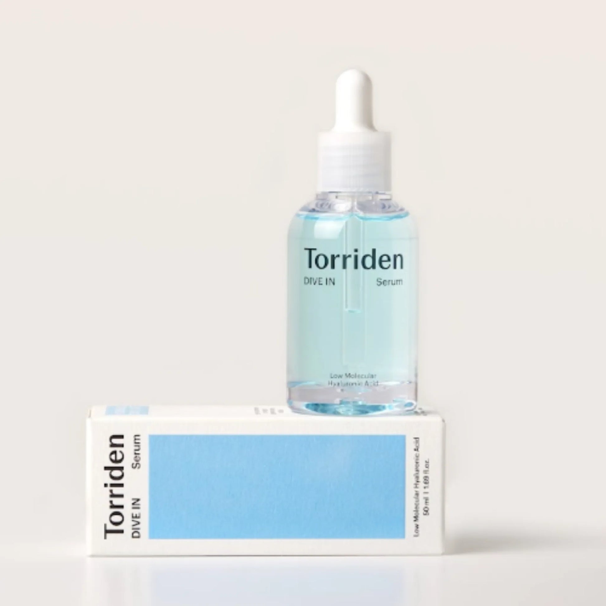 Torriden DIVE-IN Low Molecular Hyaluronic Acid Serum 50ml, με τη συσκευασία να φαίνεται καθαρά, ιδανικό για ενυδάτωση και αποκατάσταση της φυσικής ελαστικότητας της επιδερμίδας.