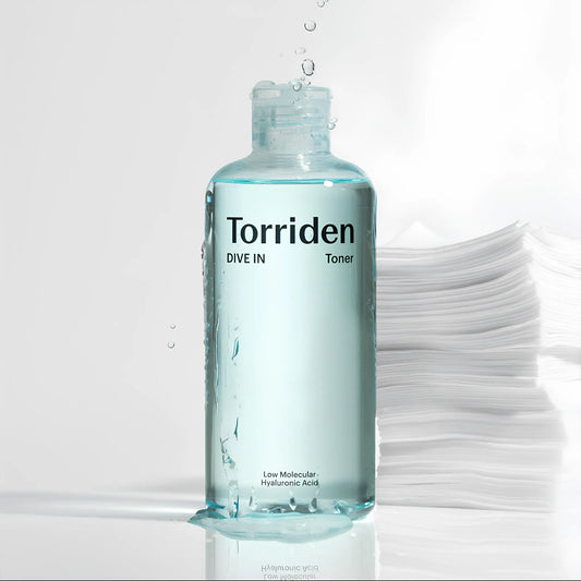 Torriden DIVE-IN Low Molecular Hyaluronic Acid Toner 300ml, με το toner να διακρίνεται, απορροφάται γρήγορα και προσφέρει ενυδάτωση σε βάθος για απαλή και ελαστική επιδερμίδα.