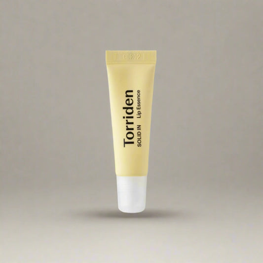 Torriden SOLID IN Ceramide Lip Essence 11ml, με τη συσκευασία να φαίνεται καθαρά, προσφέρει ενυδάτωση και προστασία στα χείλη με κεραμίδια, αφήνοντας τα απαλά και λεία.