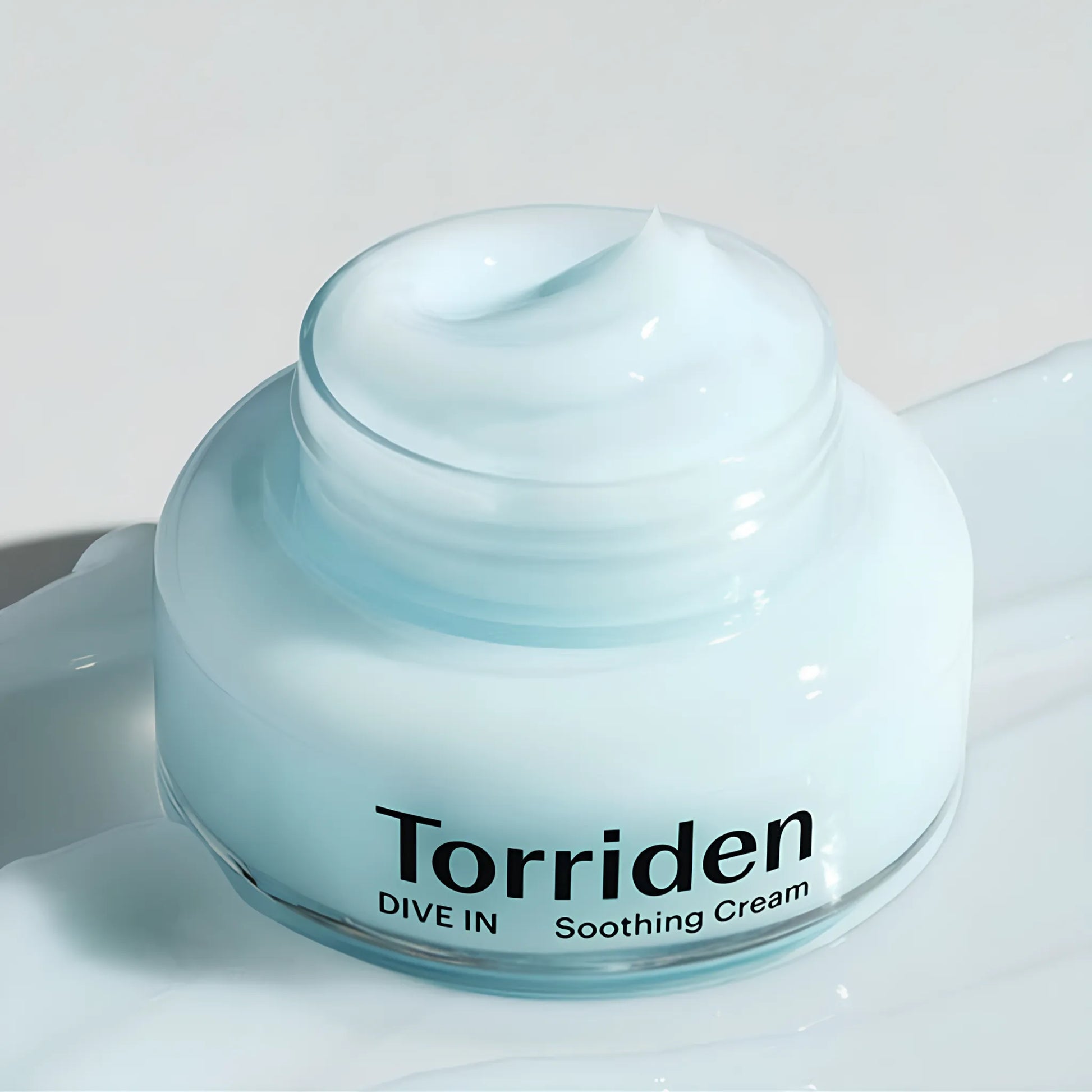 Torriden DIVE-IN Soothing Cream 100ml, με την κρέμα να διακρίνεται, καταπραΰνει και ενυδατώνει σε βάθος, προσφέροντας απαλή και υγιή αίσθηση στην επιδερμίδα.