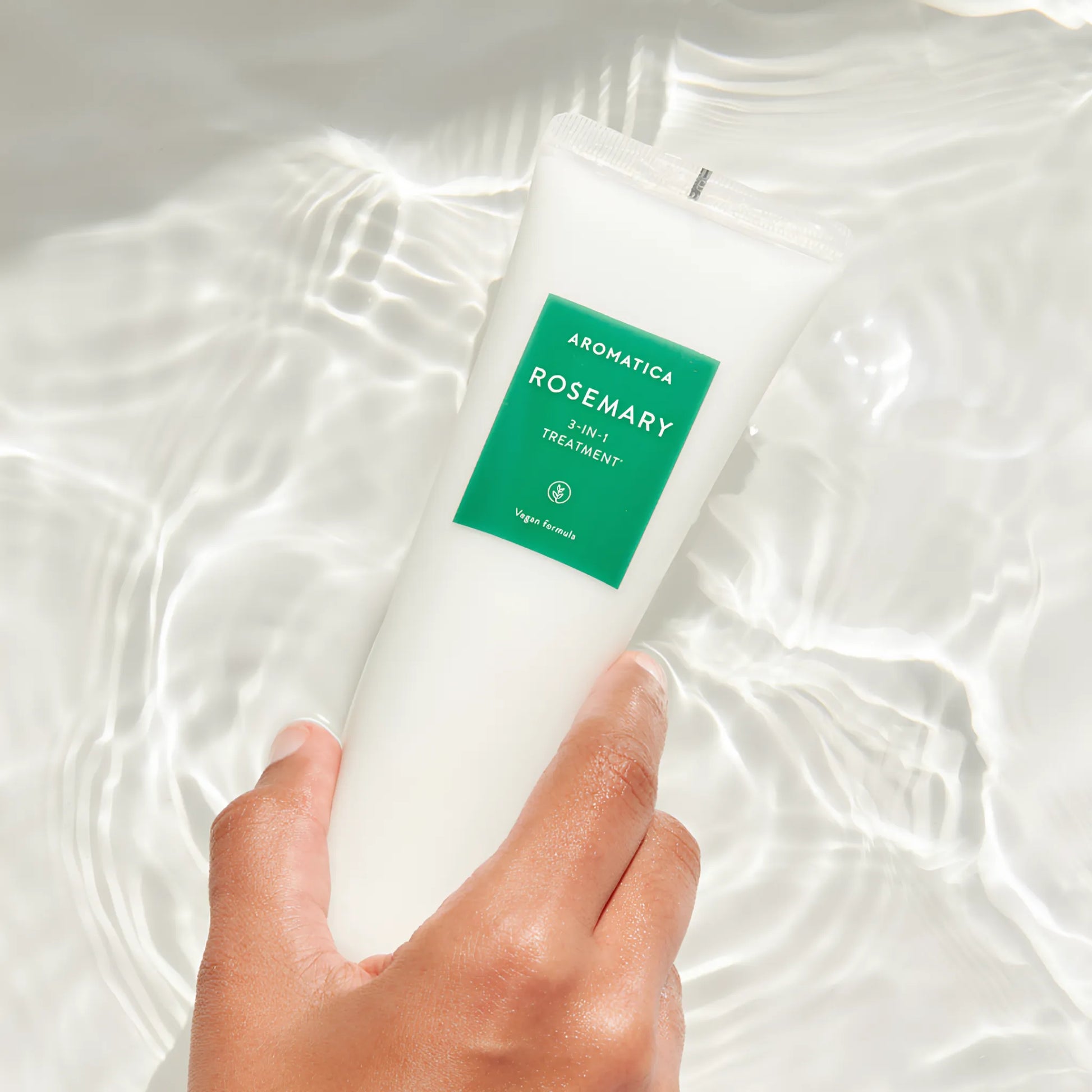Aromatica Rosemary Scalp 3-in-1 Treatment Rosemary Hair Conditioner 160ml, με κομψή συσκευασία, εμπλουτισμένο με εκχυλίσματα δενδρολίβανου για ενδυνάμωση και θρέψη του τριχωτού της κεφαλής και των μαλλιών.